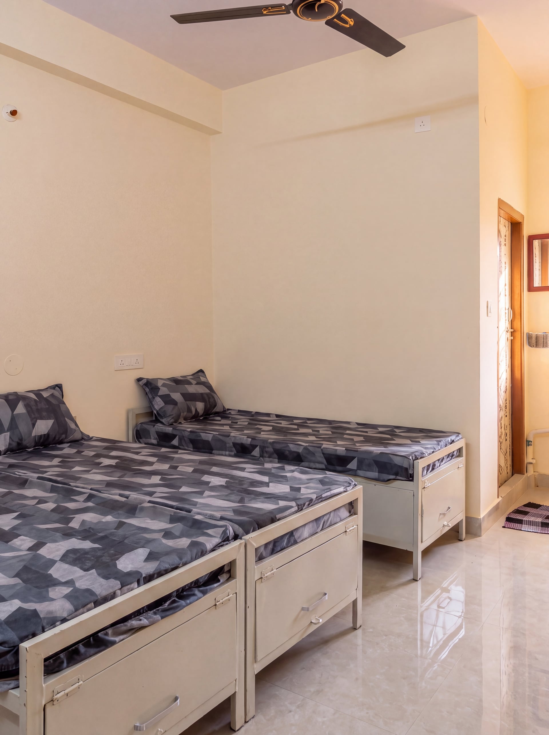 Spacious Sharing Room